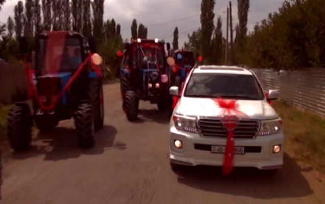 azerbaycanda-traktorlarla-toy-karvani