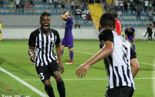 qarabagin-ve-neftcinin-futbolculari-130-liq-qelebeye-sevindiler