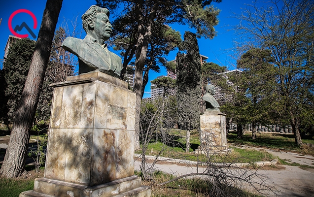 Hacıbəyovla Vurğunun büstləri baxımsız halda