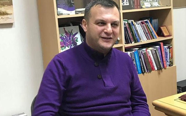 millimize-qarsi-icimde-sevgi-ile-yanasi-qezeb-de-var