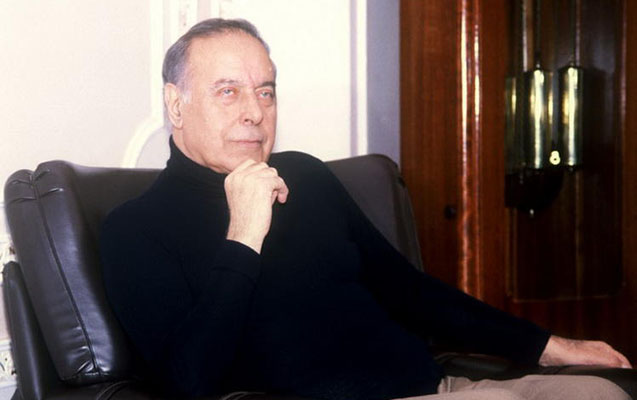 heyder-eliyev-hediyyeni-gorende-hicqirib-agladi