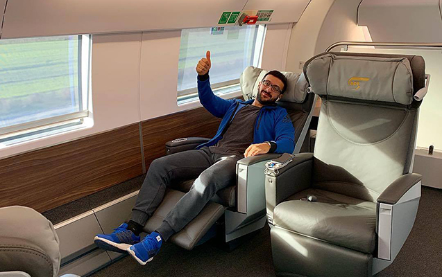 abbas-vip-vaqonda-seklini-paylasdi