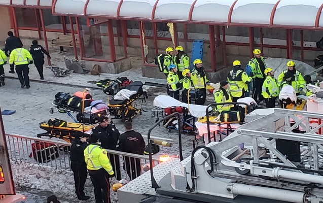 kanadada-ikimertebeli-avtobus-dayanacaga-cirpildi