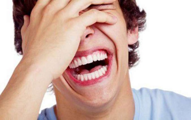 oz-ozune-sebebsiz-gulenlerin-diaqnozu