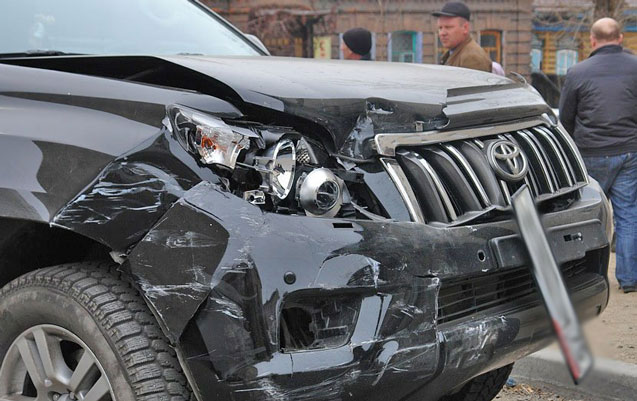 bakida-toyota-ile-avtobus-toqqusdu-surucu-agir-yaralandi