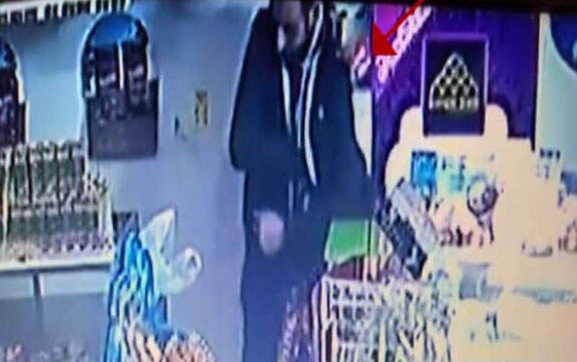 qadinin-cantasini-ogurladi-kameraya-dusdu