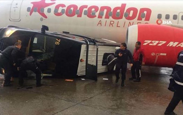 qasirga-antalya-aeroportunda-avtobuslari-asirdi
