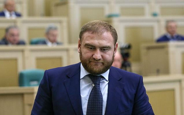 rusiyali-senator-parlamentin-iclasinda-hebs-edildi