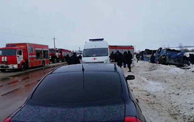 rusiyada-usaqlarin-oldugu-avtobus-asdi