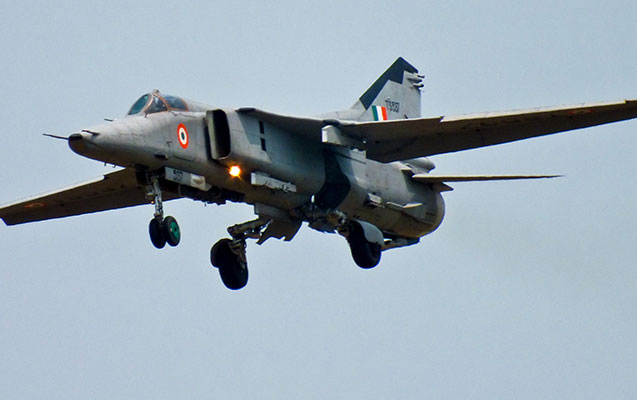 hindistanda-qirici-teyyare-dusdu-pilot-canini-qurtardi