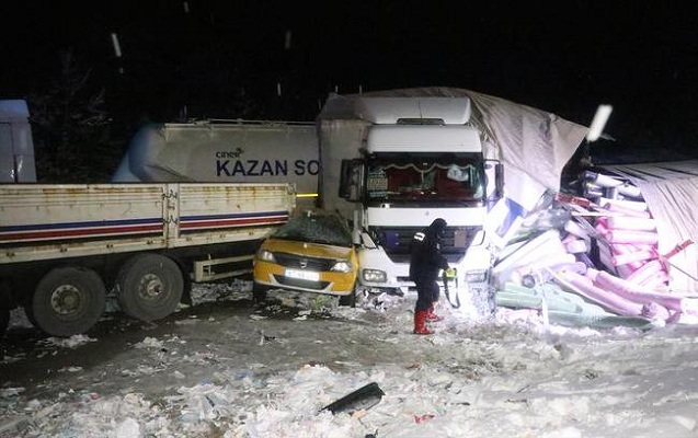 turkiyede-15-avtomobil-bir-birine-girdi