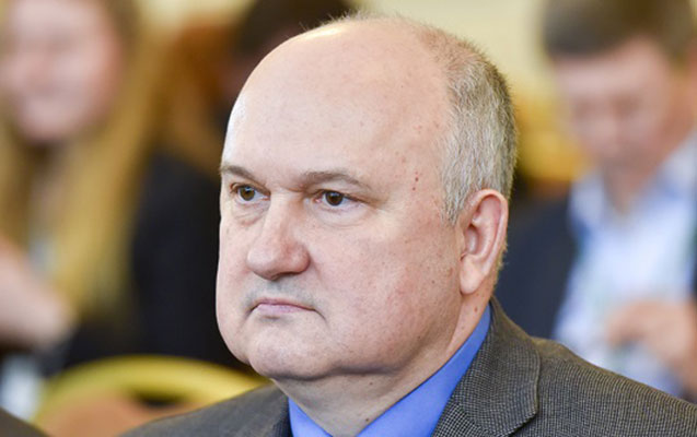 porosenko-prezidentliye-namized-olan-musavirini-isden-cixardi