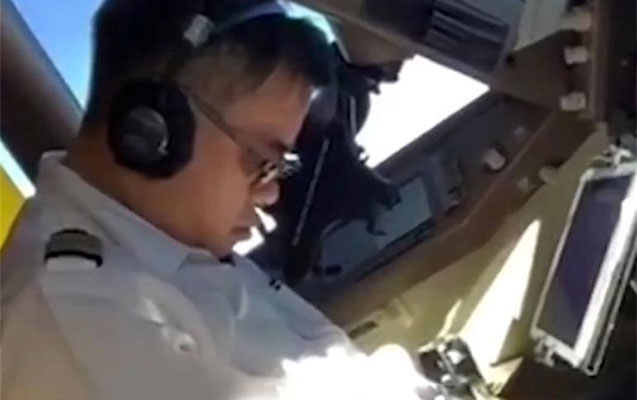 pilot-ucus-vaxti-yatdi-komekcisi-videoya-cekdi