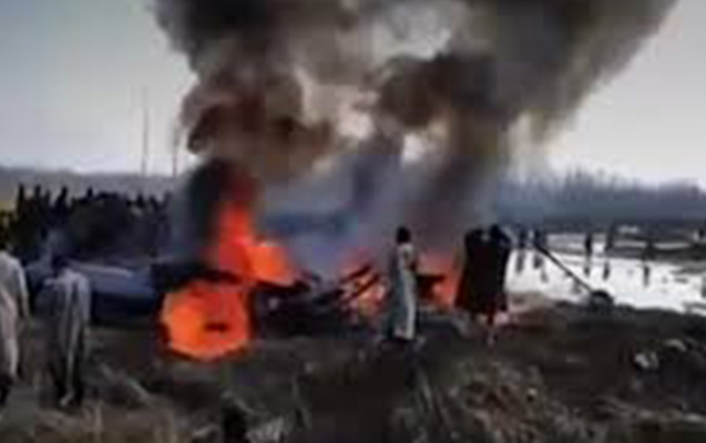 pakistan-hindistanin-teyyaresini-vurub-pilotu-esir-goturdu
