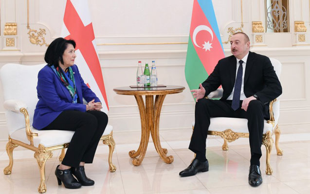 ilham-eliyev-zurabisvili-ile-tekbetek-gorusdu