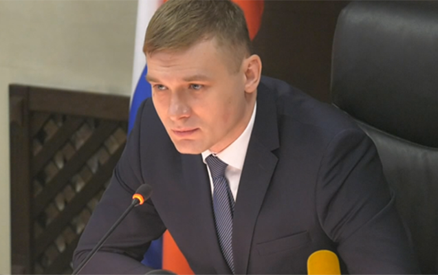 xakasiyanin-rehberinin-herbi-xidmetden-yayindigi-uze-cixdi