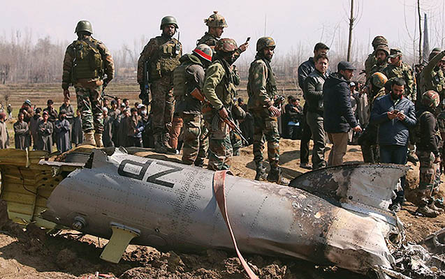 pakistan-esir-goturduyu-pilotu-serbest-buraxdi