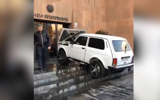 yerevan-meriyasinin-qarsisinda-qeribe-etiraz