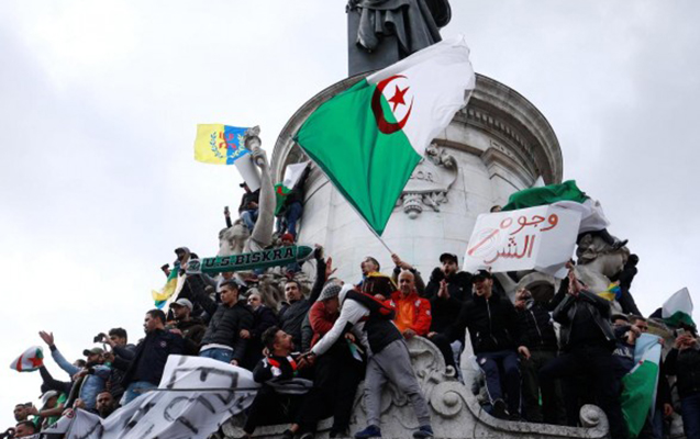 parisde-yuzlerle-insan-elcezair-prezidentine-qarsi-kucelere-cixib