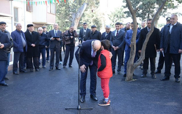 daha-bir-icra-bascisi-aciq-mikrofonla-qebul-kecirib