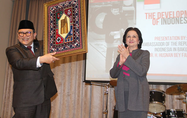 indoneziya-sefirinin-azmiu-telebeleri-ile-maraqli-gorusu