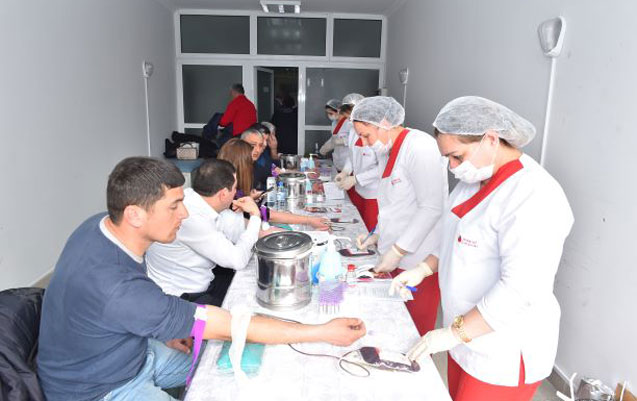 azersu-asc-nin-200-dek-emekdasi-qanvermede-istirak-edib