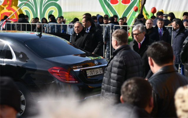 nazarbayevle-yeni-prezident-senliye-maybachla-geldi