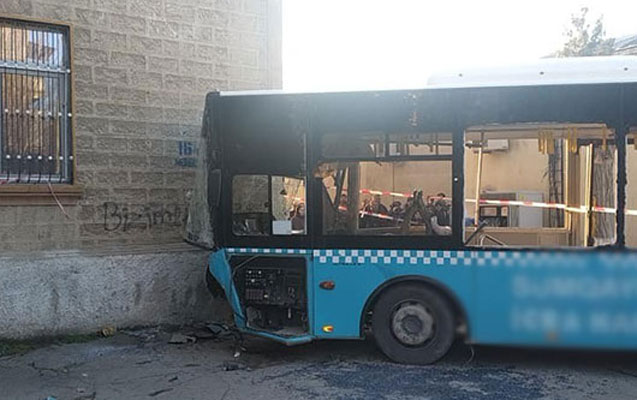 bakida-avtobus-dukana-cirpildi