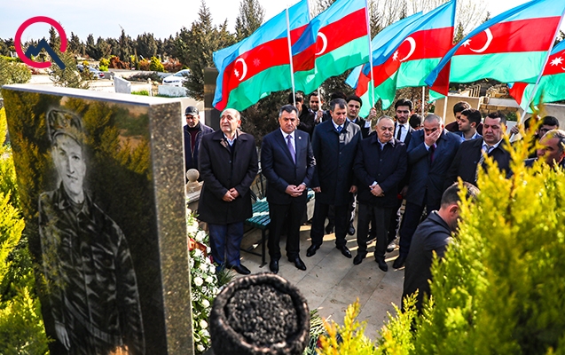 icra-bascisi-aprel-sehidinin-mezarini-ziyaret-etdi