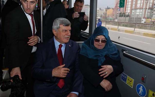 vezifesini-tehvil-verib-eve-avtobusla-qayitdi