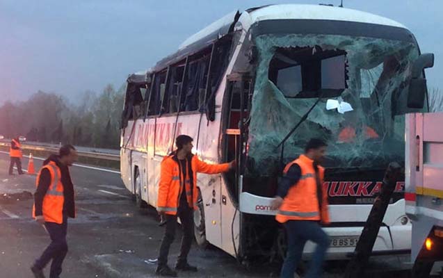 turkiyede-sernisin-avtobusu-qezaya-dusdu-32-yarali-var