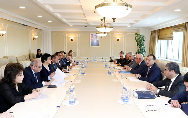 sahil-babayev-ictimai-suranin-uzvleri-ile-gorusub