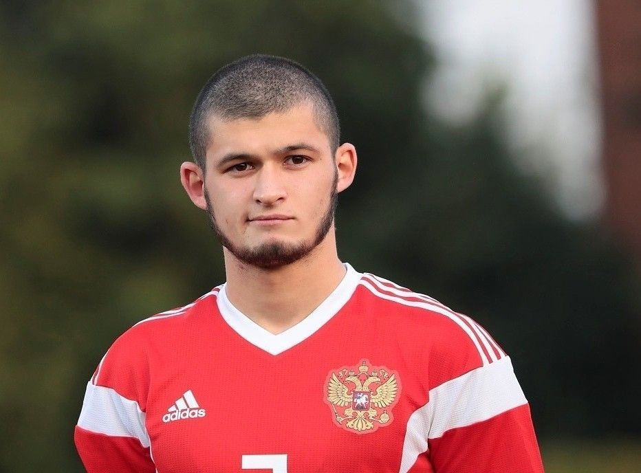 azerbaycanli-futbolcu-moskvada-turistin-burnunu-qirdi