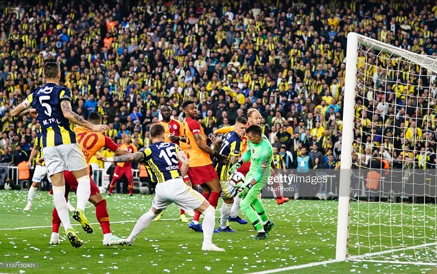 istanbul-derbisinde-2-qol-1-qirmizi-vereqe