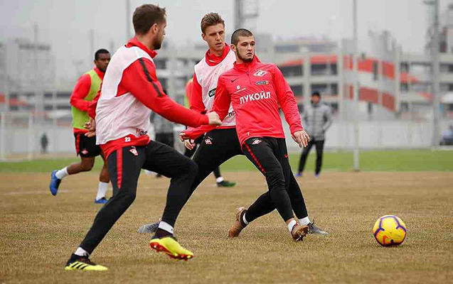 spartak-azerbaycanli-futbolcunu-bagisladi