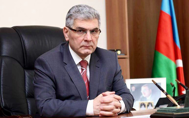 oz-qizina-bele-guzeste-getmeyen-rektor