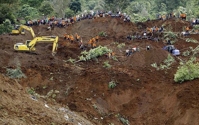 indoneziyada-sel-ve-torpaq-surusmesi