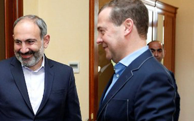 medvedevle-pasinyan-klubda-eylendi