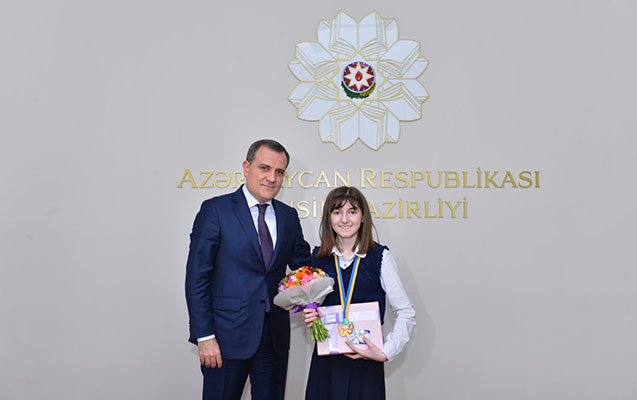 nazir-olimpiadada-qalib-olan-en-genc-mektebli-ile-gorusdu