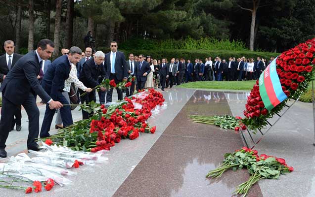 medeniyyet-nazirliyinin-emekdaslari-heyder-eliyevin-mezarini-ziyaret-etdi