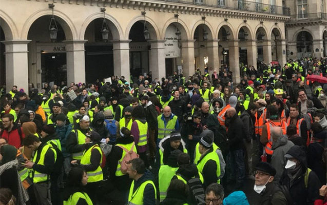 fransada-30-sari-jiletli-saxlanildi-polis-ve-jurnalist-yaralandi