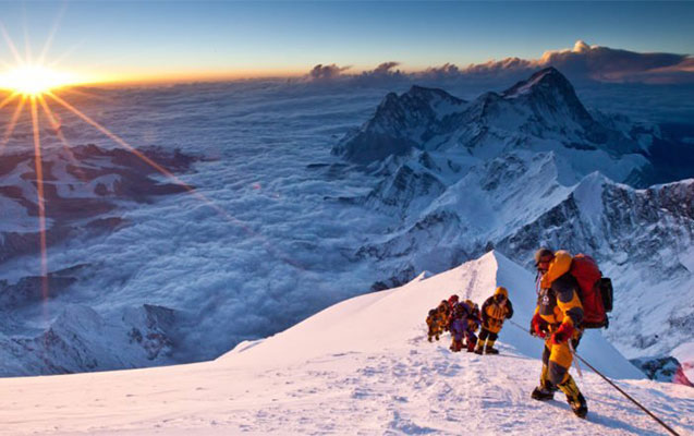 evereste-cixan-2-alpinist-yixilaraq-oldu