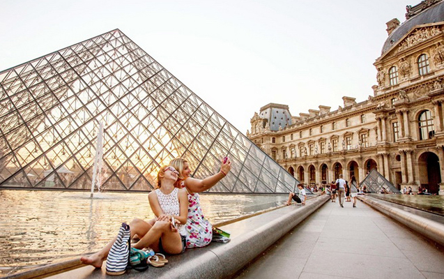 luvrun-turist-axinindan-yorulan-iscileri-muzeyi-bagladilar