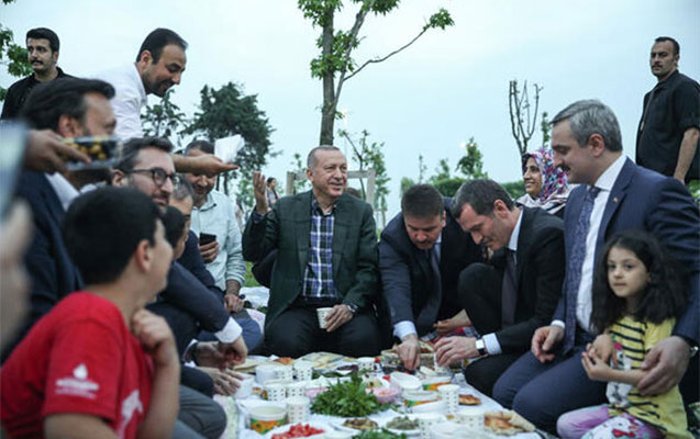 erdogan-vetendaslarla-iftar-sufresinde