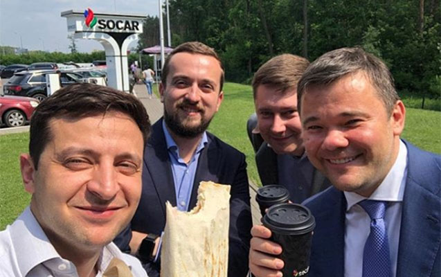 zelenskinin-socar-ve-saurma-ile-selfisi