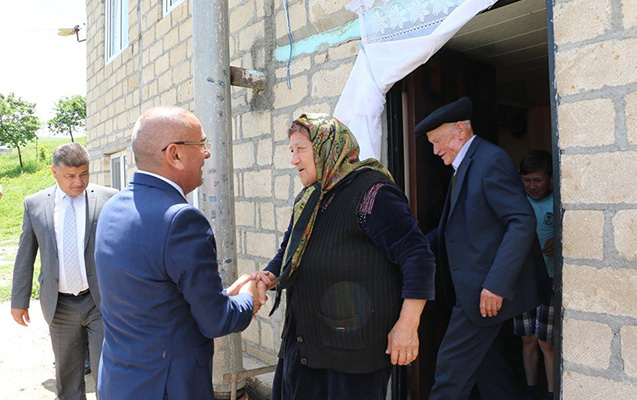 icra-bascisi-sakinlerle-gorusub-evlerinde-qonaq-olub