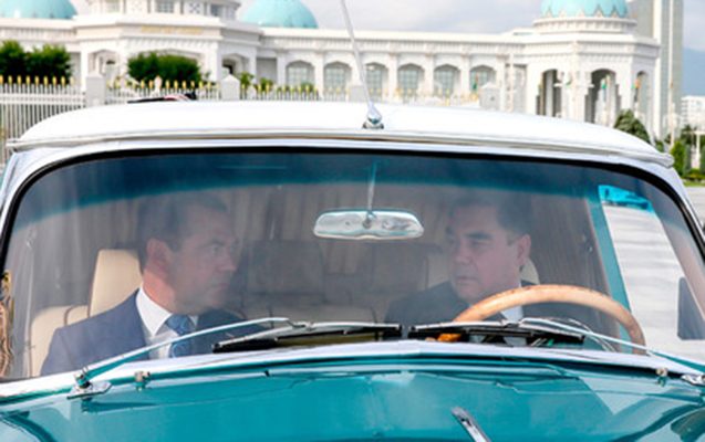 turkmenistan-prezidenti-medvedevi-qaz-21de-gezdirdi