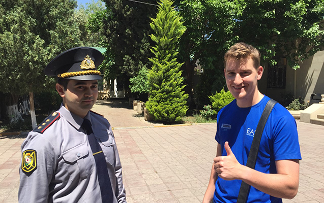 bakida-esyalarini-itiren-turistin-komeyine-polisler-yetisdi