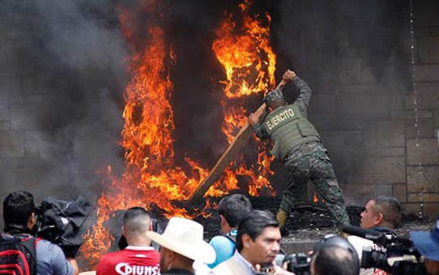 muellimler-ve-hekimler-ayaga-qalxdilar