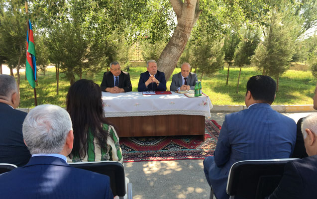 ehmed-muxtarov-sakinlerle-gorusub